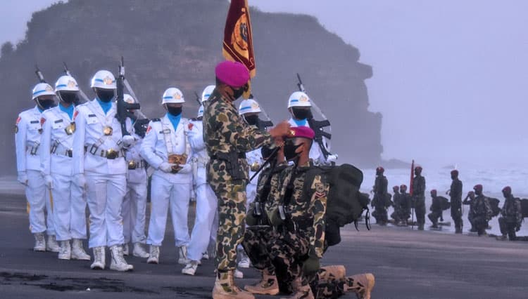 186 Prajurit Muda Siap Bertugas Usai Resmi Menyandang Baret Ungu Korps Marinir
