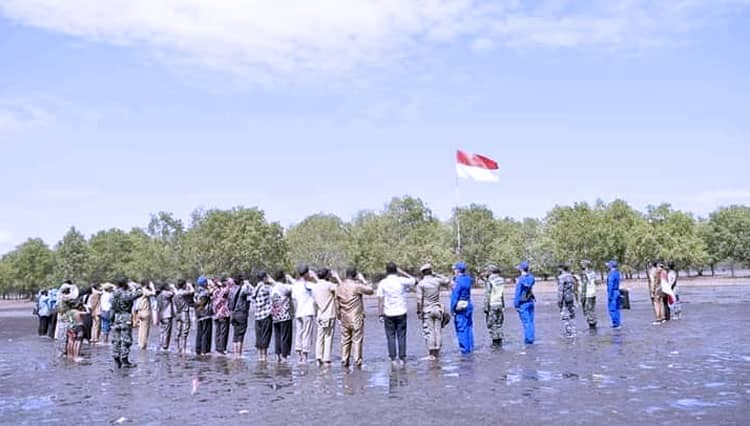 Tampil Beda, Desa Sungsang 4 Banyuasin Laksanakan Upacara HUT RI di Pantai Tanjung Carat