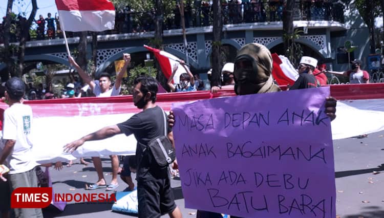 Warga Gresik Turun Jalan Minta Operasional Batu Bara PT Gresik Jasatama Dihentikan