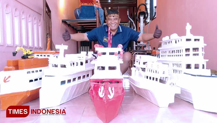 Terdampak Pandemi, Pria Ini Justru Ciptakan Kerajinan Tangan Miniatur Kapal