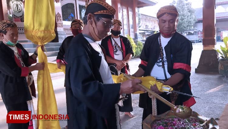 Mapak Tanggal 1 Suro, Tiga Pusaka Kabupaten Ponorogo Dijamasi