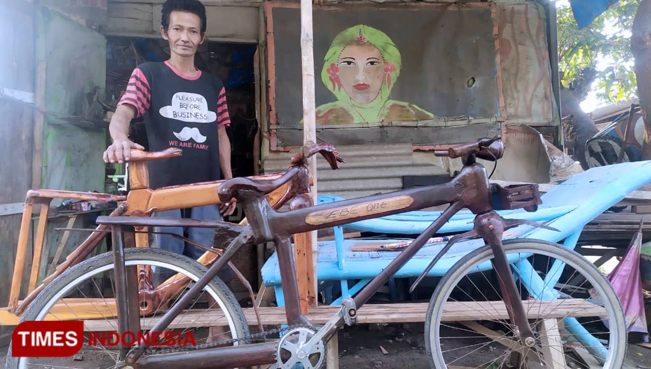 Inspiratif, Pria Asal Jombang Ini Membuat Sepeda Onthel dari Kayu