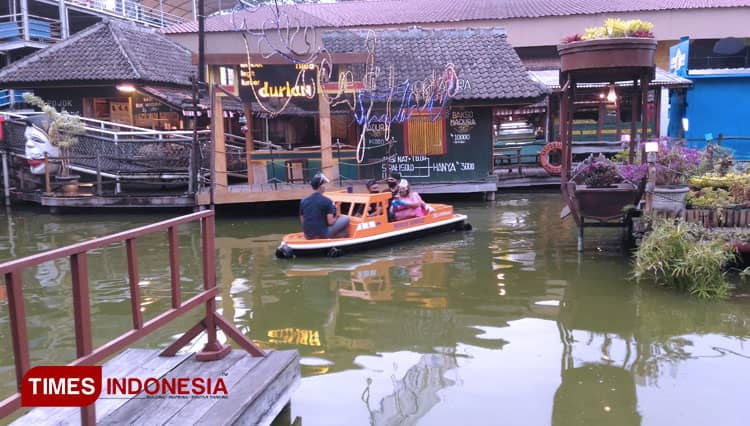 Have a Wonderful Boat Tour at Floating Market of Transport Museum Batu