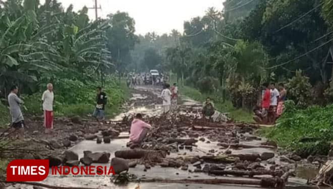 Hujan Lebat, Akses Jalan Utama di Halmahera Utara Tertutup Lumpur Material Banjir