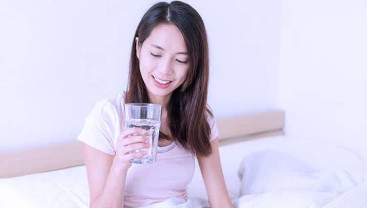 7 Manfaat Minum Air Hangat untuk Kesehatan Tubuh