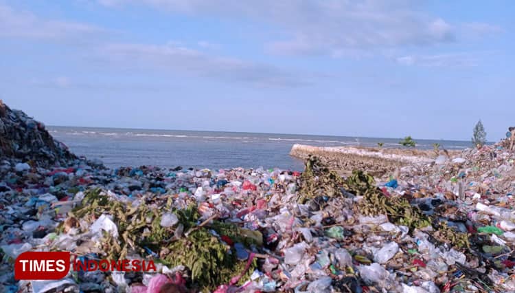 Bibir Pantai Jadi TPA, Pemerintah Desa Campurejo Gresik Siap Relokasi
