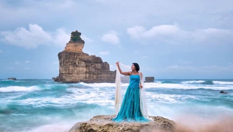 Ada Mahkota Raja di Pantai Buyutan Pacitan