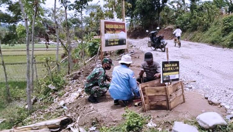Dishub Brebes Mulai Pasang Rangka Besi Lampu Penerangan di Jalan TMMD Reguler