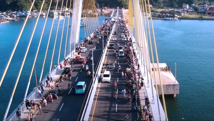 Keramaian Jembatan Teluk Kendari Usai Diresmikan Presiden Jokowi