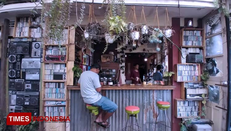 Retrorika Coffee dan Resto, Cafe Unik Berdandan Gunakan Sampah