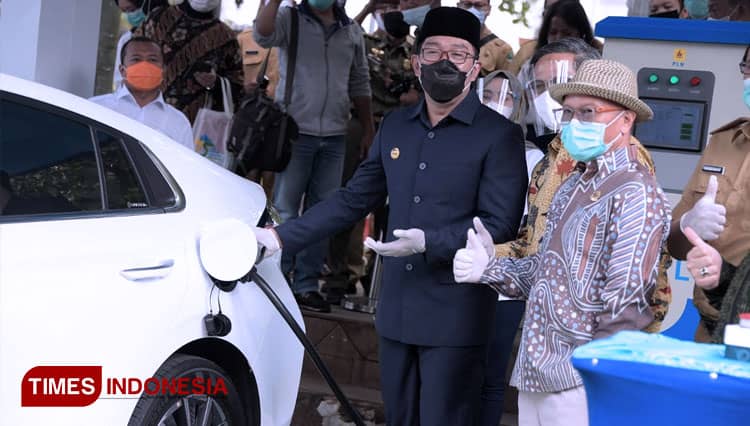 Ridwan Kamil Resmikan SPKLU di Gedung Sate