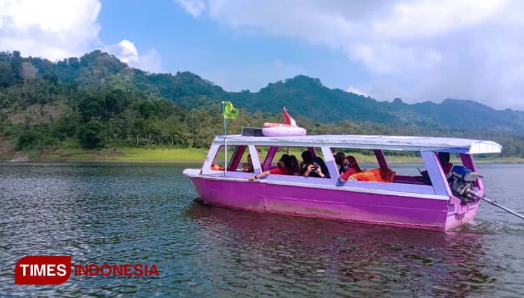Sensasi Wisata Selorejo, Naik Perahu Keliling Waduk Hingga Belajar Berkuda