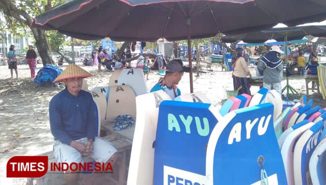 Lika-Liku Usaha Sewa Papan Selancar di Pantai Pangandaran