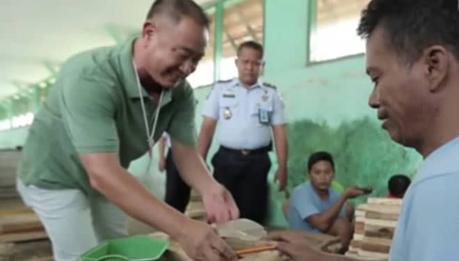 Semangat Bambang Haryono Berdayakan Santri dan Narapidana Melalui Kerajinan Kayu