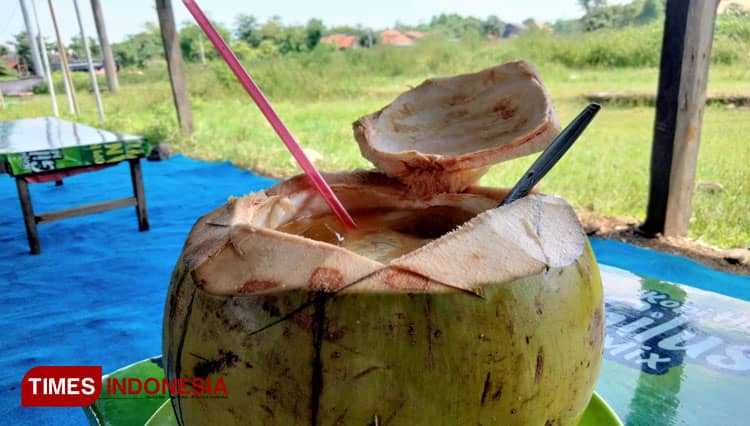 Menikmati Segarnya Es Degan Kelapa Ijo di Pinggiran Kota