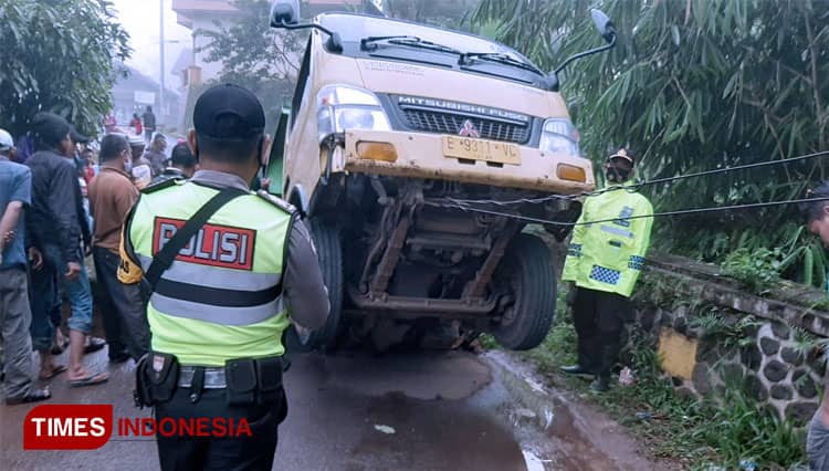 Jembatan Penghubung Antar Desa di Majalengka Ambruk