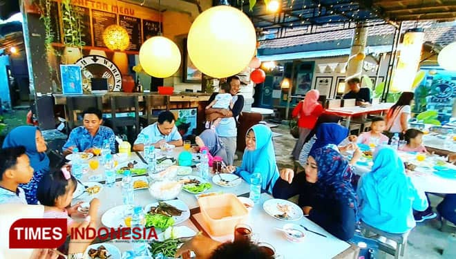 Suasana Nongkrong Asyik Ala Kekinian di Andros Cafe Banyuwangi