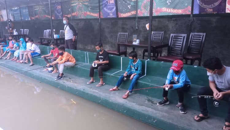 Hibur Anak Yatim, Yayasan Jumat Barokah Banjarnegara Ajak Mancing Bereng.