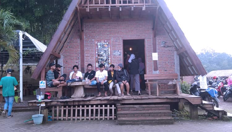 Kafe Gartenhütte Hadirkan Sensasi Ngopi di Tenda ala Pendaki