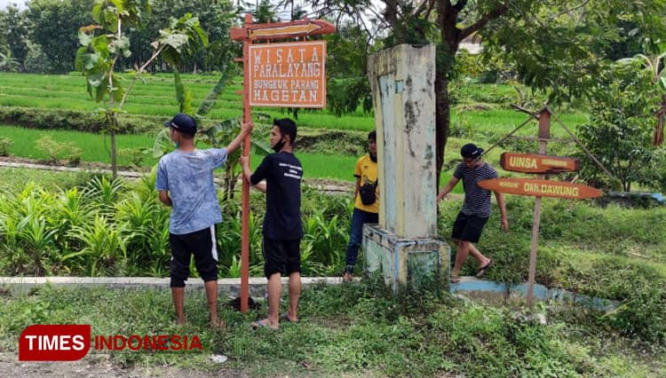 Kenalkan Spot Paralayang, Mahasiswa KKNT Unipma Pasang Papan Penunjuk Jalan