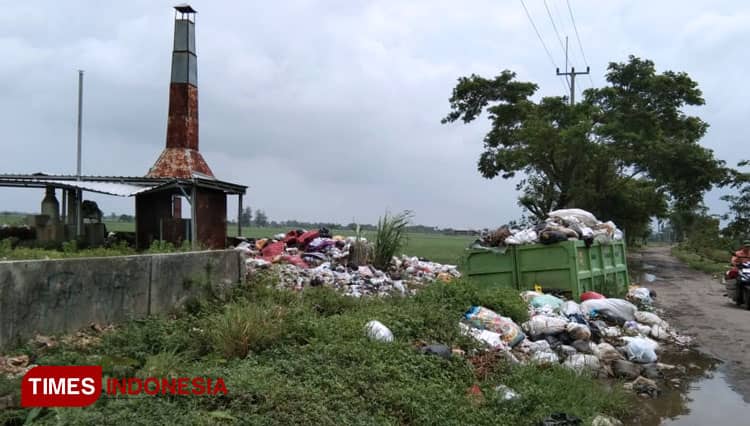 Duh, Sampah di Desa Guwa Kidul Cirebon Dibiarkan Menumpuk Selama Enam Bulan