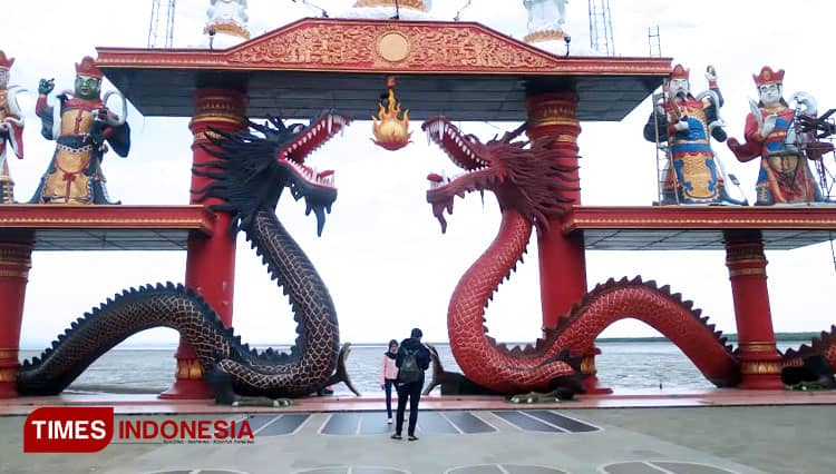 Pesona Klenteng Sanggar Agung Surabaya, Patung Dewi Kwan IM Berdiri Di Tepi Pantai