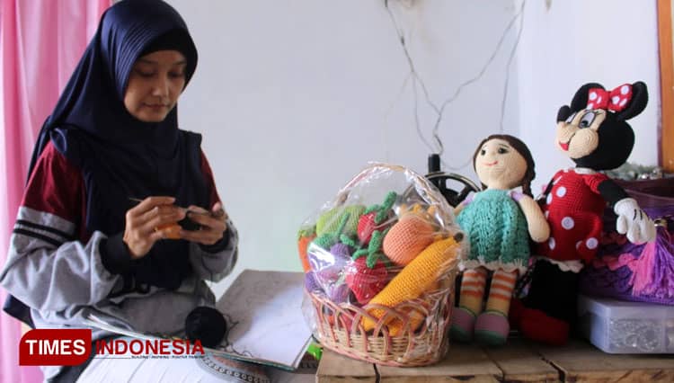 Mengenal Lia Dwi Purwanti, Perajin Boneka Rajut Tunarungu Asal Blitar