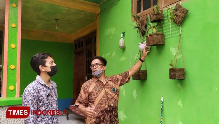 Penghasilan Perajin Pot Bunga dari Sabut Kelapa di Jombang Naik saat Pandemi