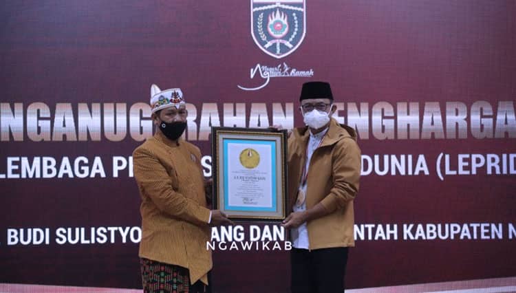 Catat Rekor Karangan Bunga Terbanyak, Bupati Ngawi Terima Penghargaan LEPRID