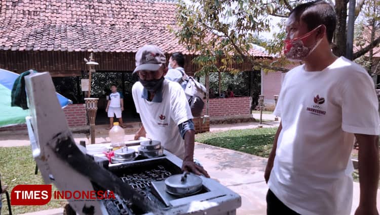 Es Goyang, Jajanan Legendaris yang Semakin Langka di Cirebon