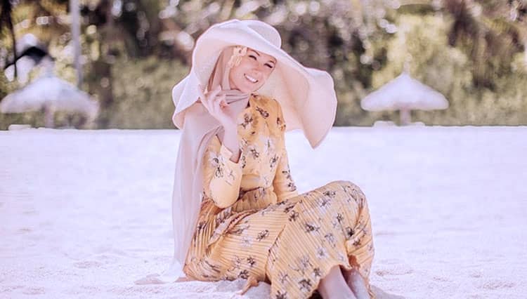 5 Style Hijab dengan Maxi Dress, Super Chic dan Modis!