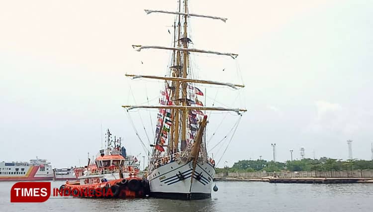 Berlabuh di Cirebon, KRI Dewaruci Lakukan Open Ship