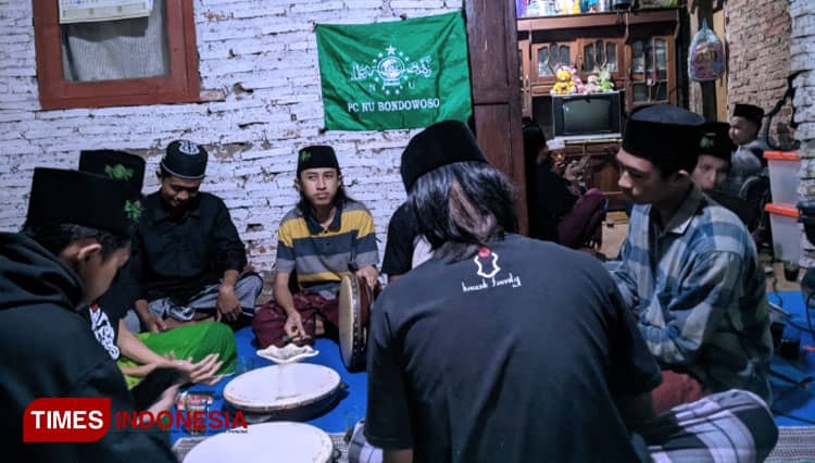 Pemuda Tersesat di Bondowoso Lantunkan Sholawat Peringati Harlah NU