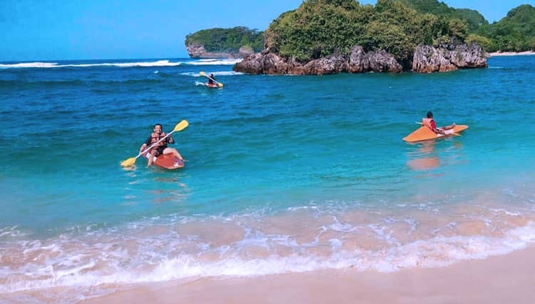 Serunya Bermain Kano dan Snorkel Kekinian di Pantai CMC Tiga Warna Kabupaten Malang