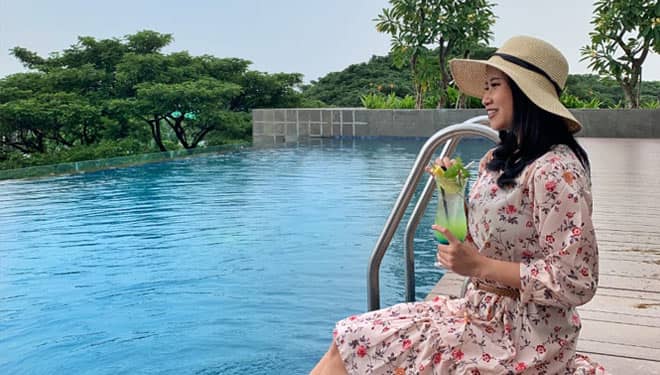 Nikmati Segarnya Tropical Moctail di Tepi Kolam Renang Hotel Aston