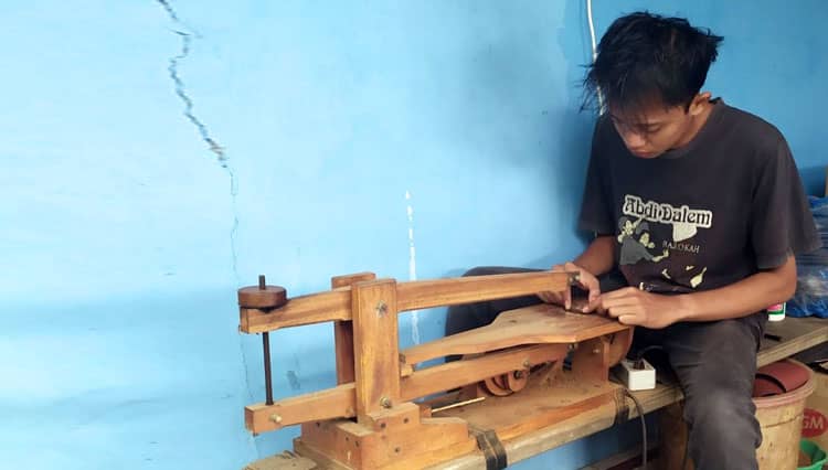 Gantungan Kunci Batok Kelapa, Suvenir Andalan A Craft Pacitan
