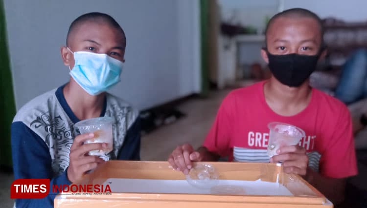 Ringankan Beban Ortu, Dua Siswa di Bondowoso Jualan Salad Buah untuk Biaya Pendidikan