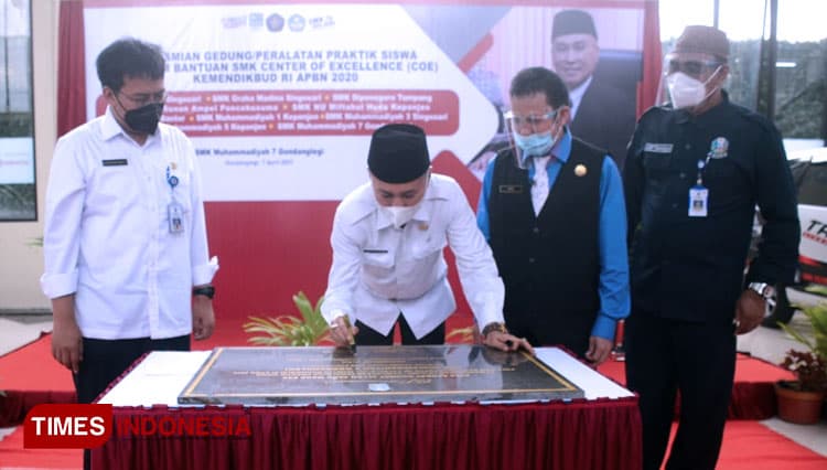 Kepala Dinas Pendidikan Jatim Resmikan Program Bantuan untuk Sekolah COE