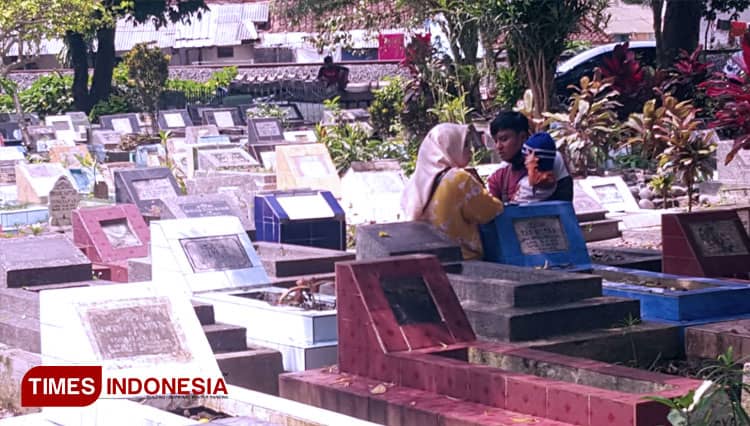 Jelang Ramadan, TPU Cinehel di Kota Tasikmalaya Dipadati Peziarah
