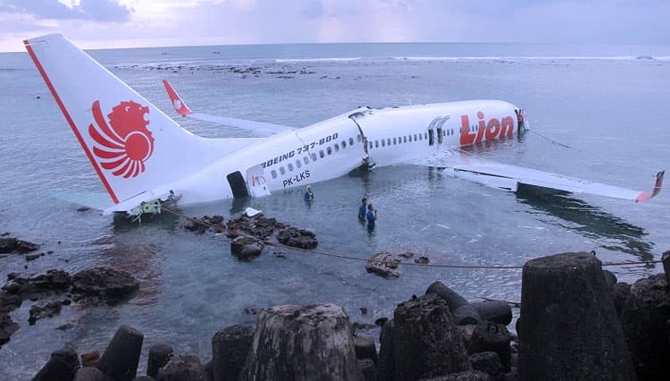 Sejarah Hari Ini: 13 April, Pesawat Lion Air Patah Jadi Dua di Bandara Ngurah Rai