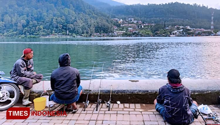 Jelang Buka Puasa, Telaga Sarangan Magetan Ramai Pemancing