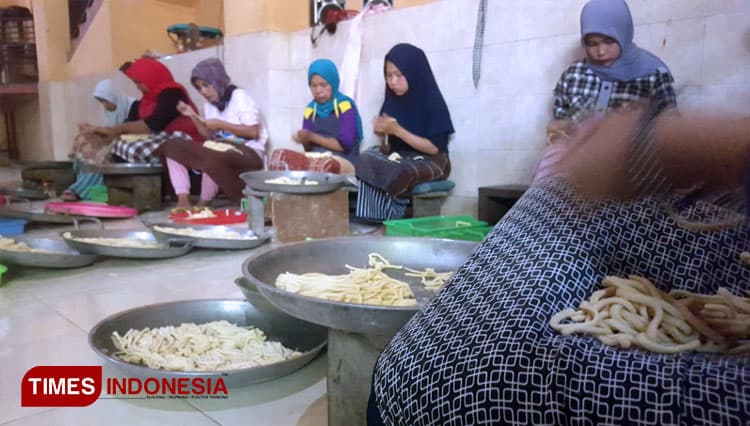 Mengintip Sentra Produksi Kue Tambang di Kalangsari Tasikmalaya