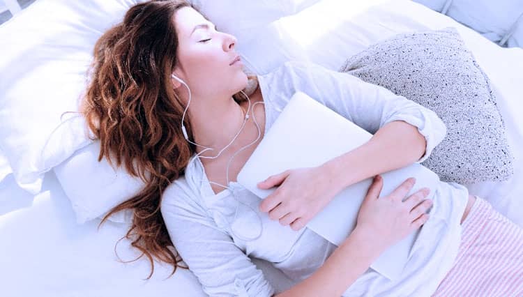 Waspada, Ini Bahaya Menggunakan Headset saat Tidur