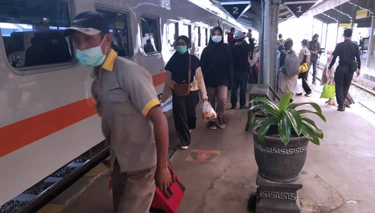 Sepi Penumpang, PT KAI Daop 9 Jember Bagikan Sembako kepada Porter