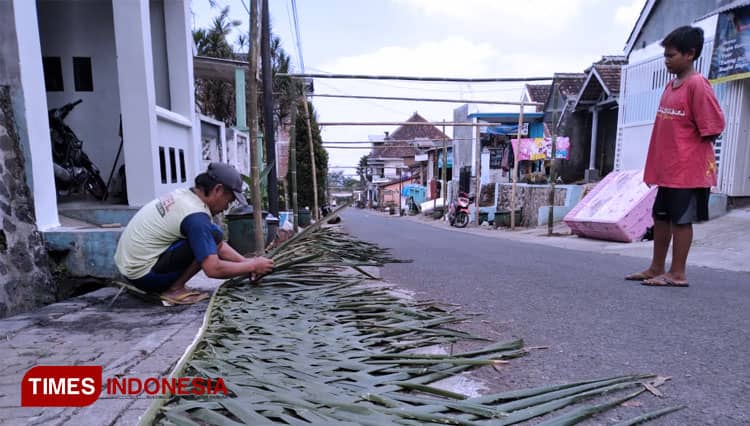 Tradisi Damar Kurung Semarakkan Lebaran di Kota Batu