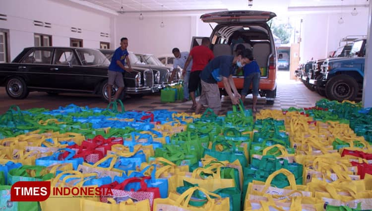 Ipong Muchlissoni Bagi-Bagi Sembako Buat Warga Ponorogo
