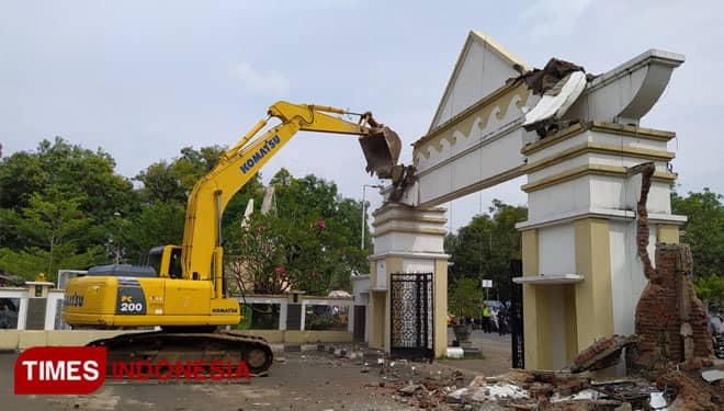 Pagar Tembok Alun-Alun Indramayu Akhirnya Dibongkar