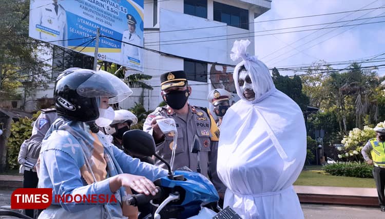 Unik, Ada Sosok Pocong dalam Sosialisasi Prokes di Pacitan