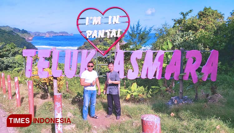 Eksotisme Pemandangan Pantai Teluk Asmara Malang Saat Air Laut Surut