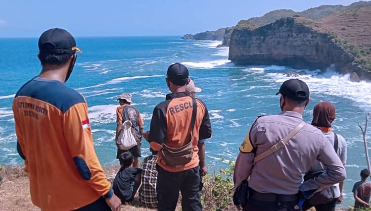 Dua orang Wisatawan Tersapu Ombak Pantai Ngluwen, Satu Orang Meninggal
